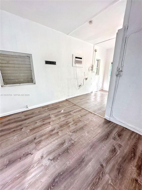 出租: $1,300 (0 贝兹, 0 浴室, 400 平方英尺)