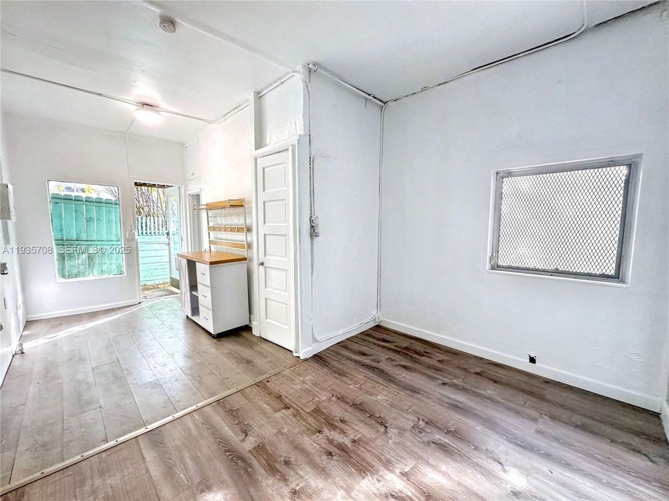 出租: $1,300 (0 贝兹, 0 浴室, 400 平方英尺)