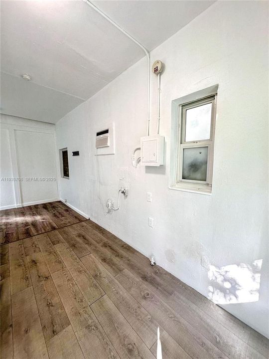 出租: $1,300 (0 贝兹, 0 浴室, 400 平方英尺)