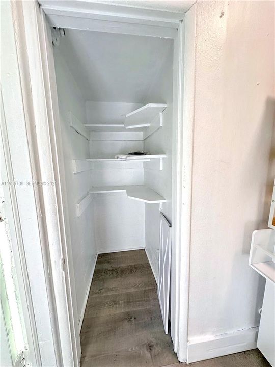 出租: $1,300 (0 贝兹, 0 浴室, 400 平方英尺)