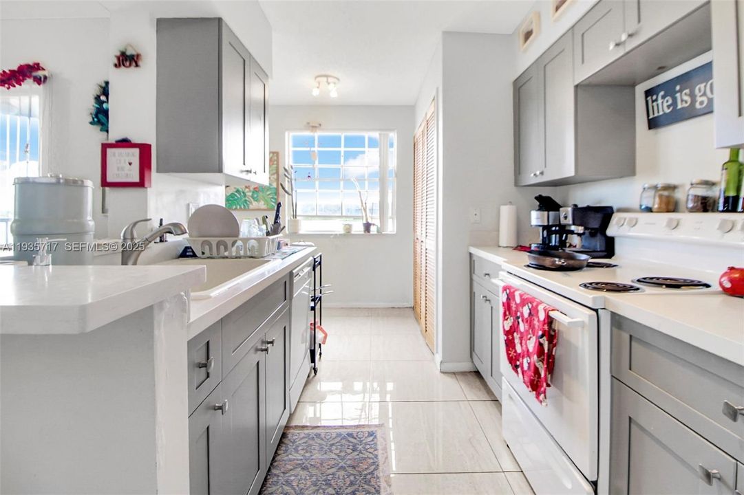 待售: $251,000 (2 贝兹, 2 浴室, 1121 平方英尺)