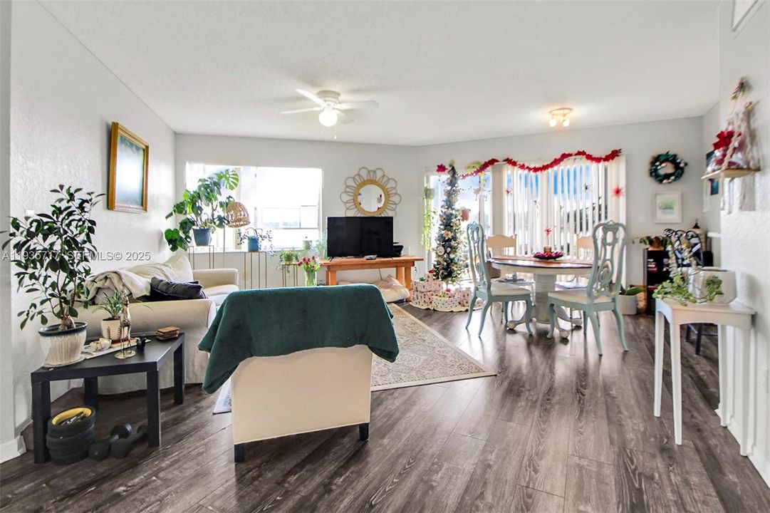 待售: $251,000 (2 贝兹, 2 浴室, 1121 平方英尺)