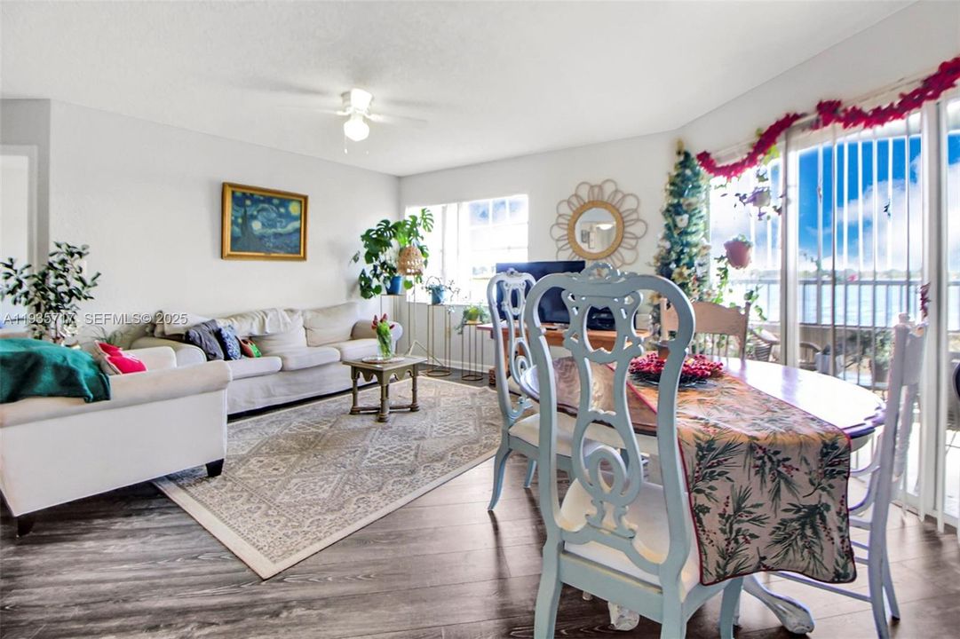 待售: $251,000 (2 贝兹, 2 浴室, 1121 平方英尺)