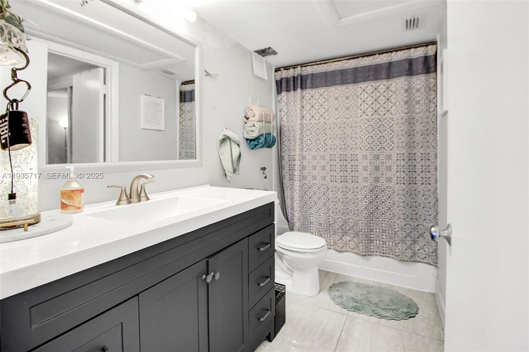 待售: $251,000 (2 贝兹, 2 浴室, 1121 平方英尺)