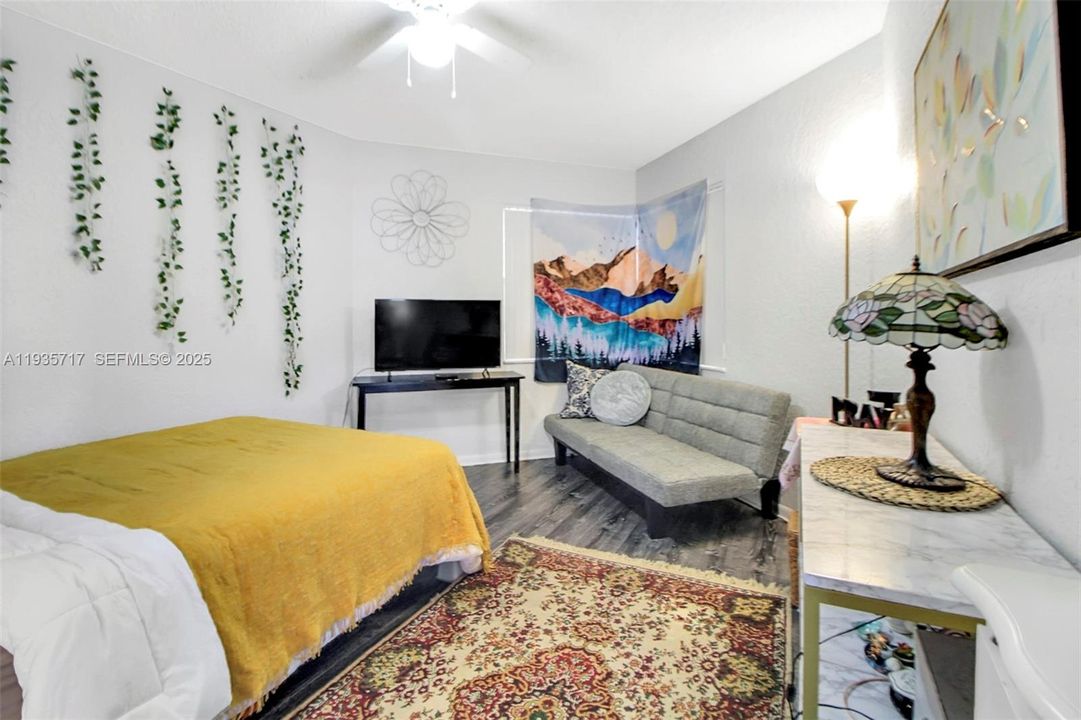 待售: $251,000 (2 贝兹, 2 浴室, 1121 平方英尺)