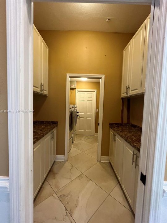 待售: $550,000 (4 贝兹, 2 浴室, 2486 平方英尺)