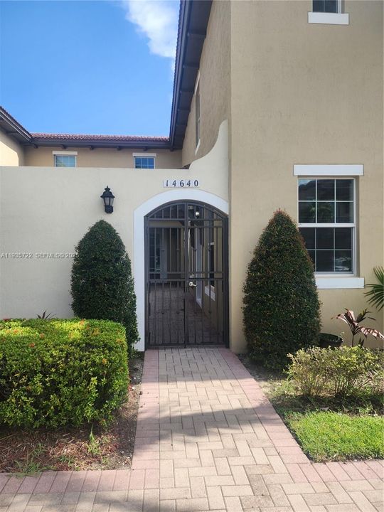 出租: $3,450 (3 贝兹, 3 浴室, 2300 平方英尺)