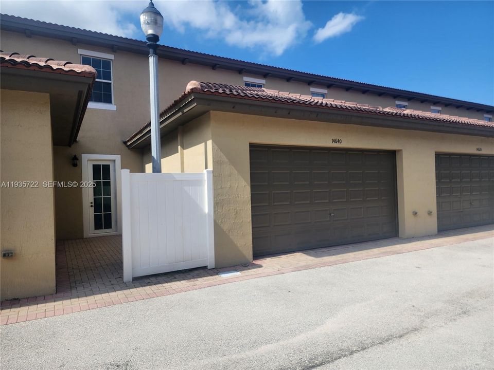 出租: $3,450 (3 贝兹, 3 浴室, 2300 平方英尺)