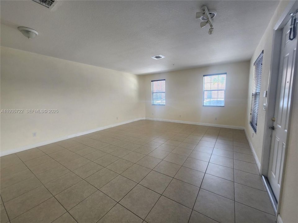 出租: $3,450 (3 贝兹, 3 浴室, 2300 平方英尺)