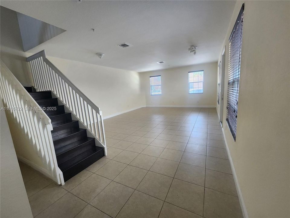 出租: $3,450 (3 贝兹, 3 浴室, 2300 平方英尺)