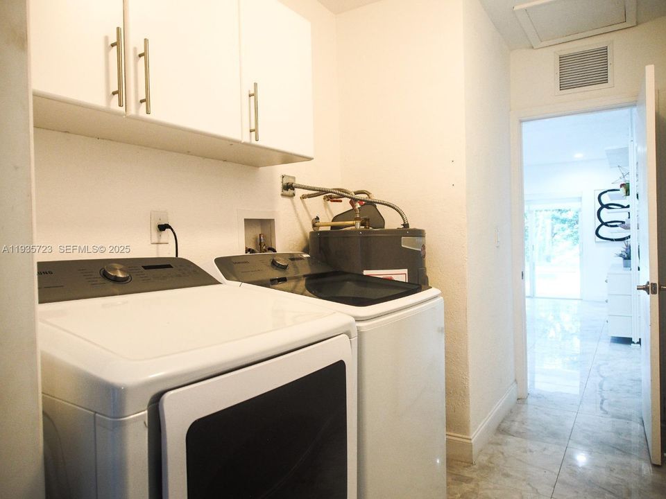 На продажу: $1,400,000 (4 спален, 2 ванн, 2000 Квадратных фут)