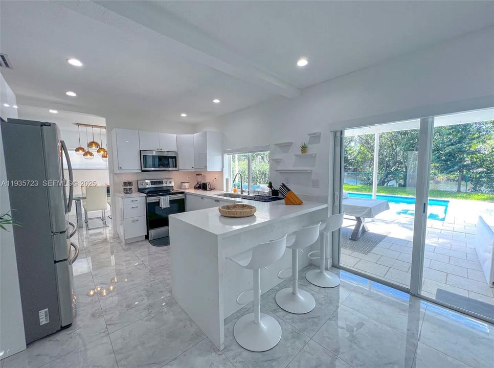 На продажу: $1,400,000 (4 спален, 2 ванн, 2000 Квадратных фут)