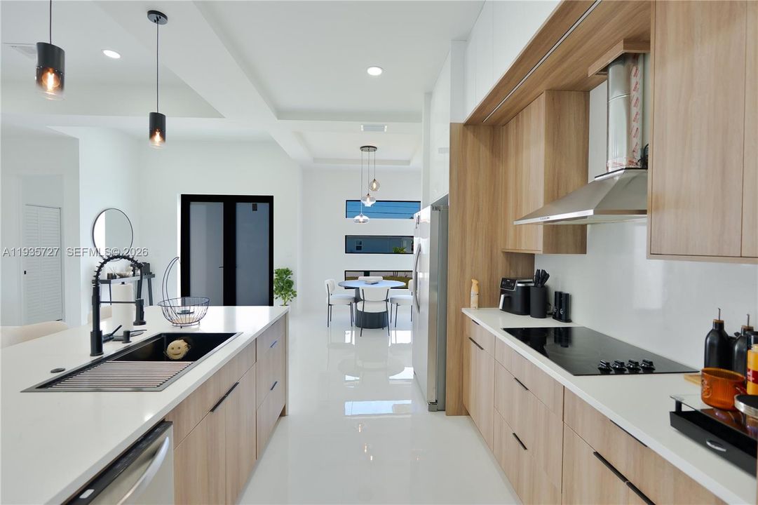 待售: $460,000 (4 贝兹, 3 浴室, 1732 平方英尺)