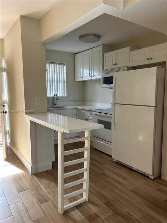 For Sale: $250,000 (1 beds, 1 baths, 835 Square Feet)