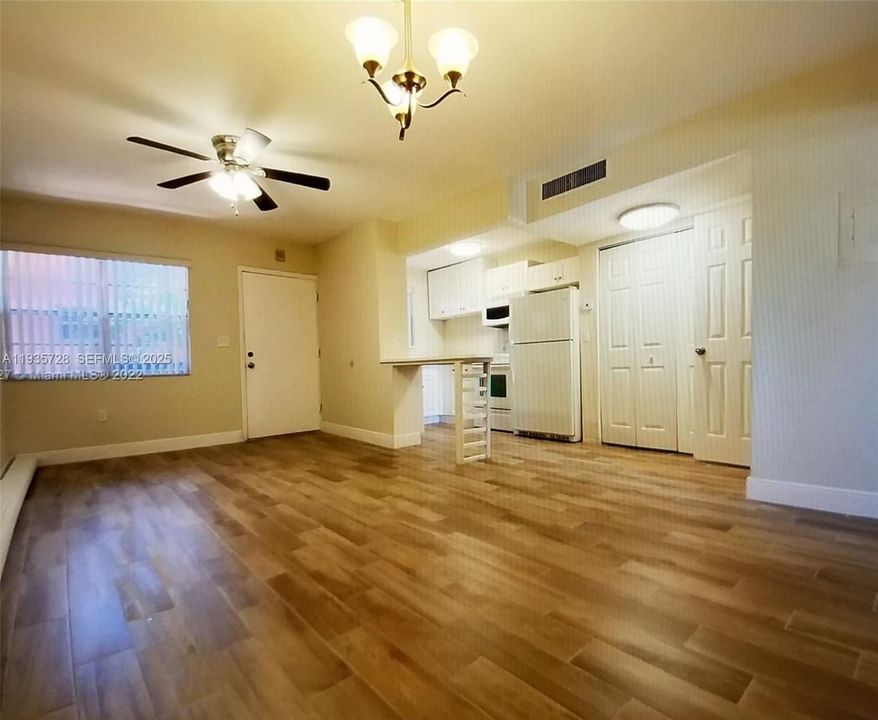 For Sale: $250,000 (1 beds, 1 baths, 835 Square Feet)