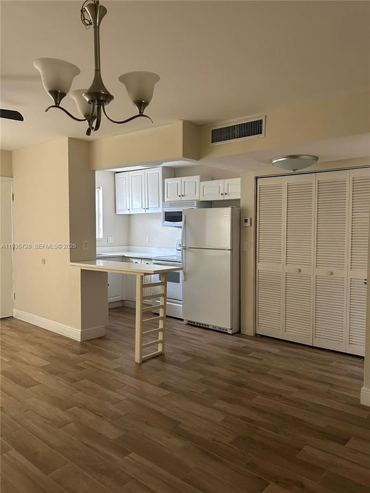 For Sale: $250,000 (1 beds, 1 baths, 835 Square Feet)