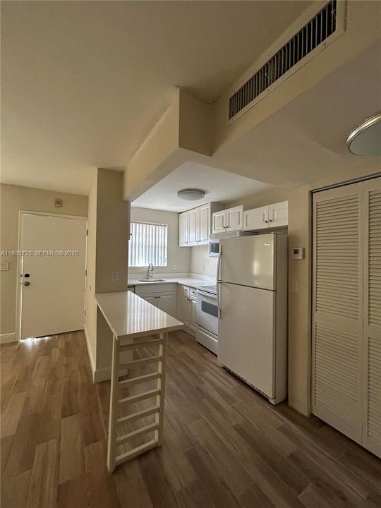 For Sale: $250,000 (1 beds, 1 baths, 835 Square Feet)