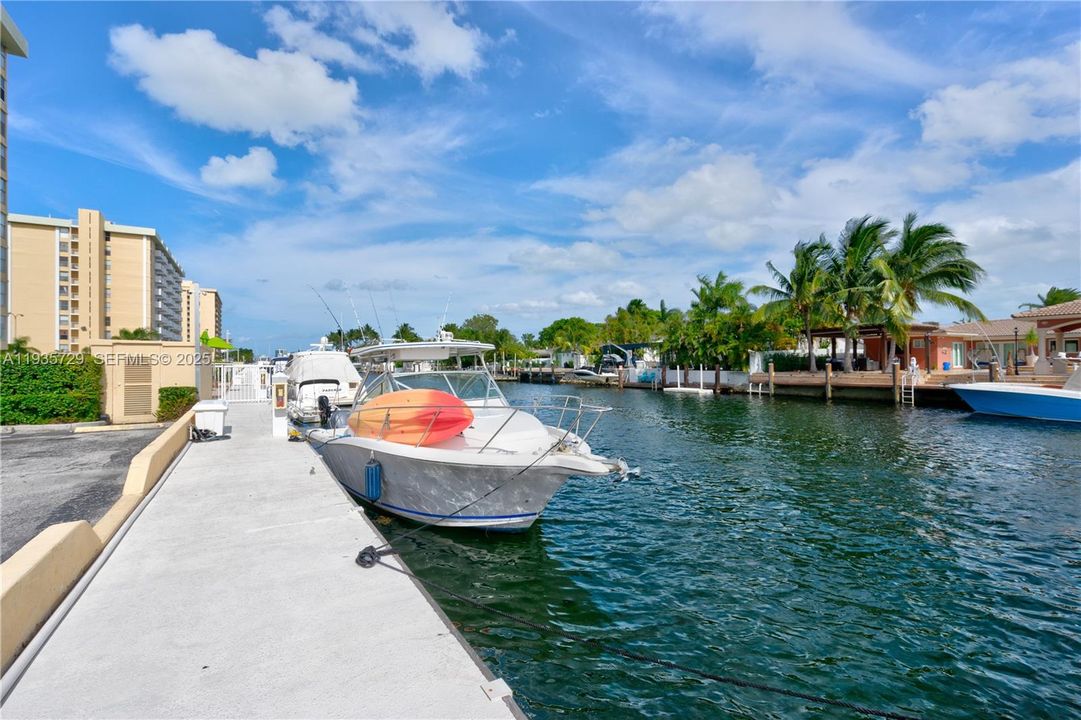 出租: $2,200 (1 贝兹, 1 浴室, 806 平方英尺)