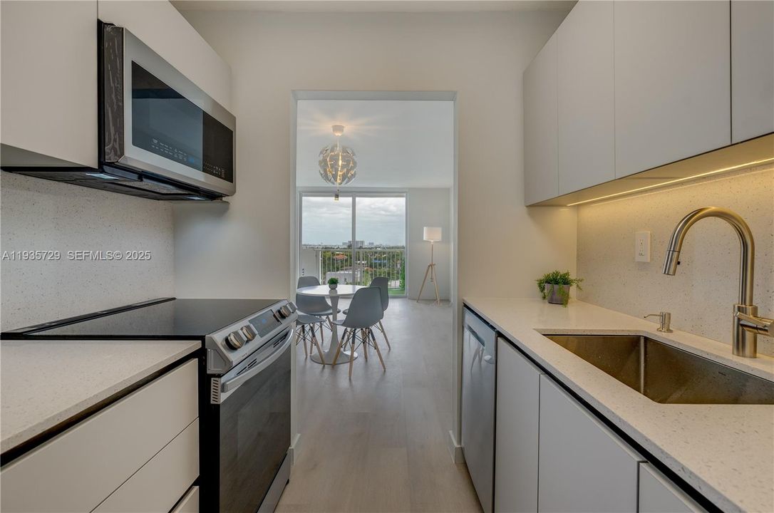 出租: $2,200 (1 贝兹, 1 浴室, 806 平方英尺)