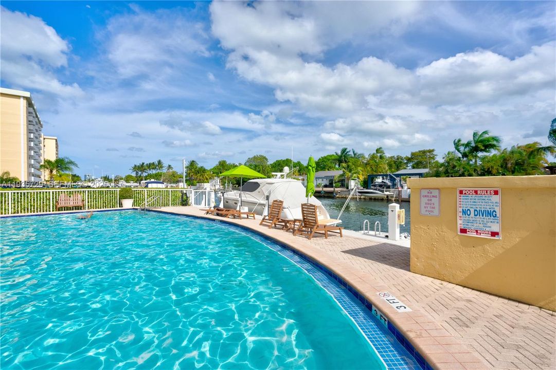 出租: $2,200 (1 贝兹, 1 浴室, 806 平方英尺)