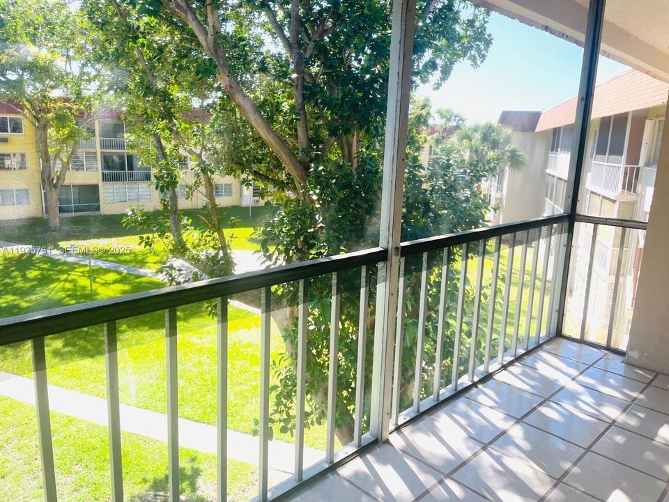 出租: $1,500 (1 贝兹, 1 浴室, 954 平方英尺)