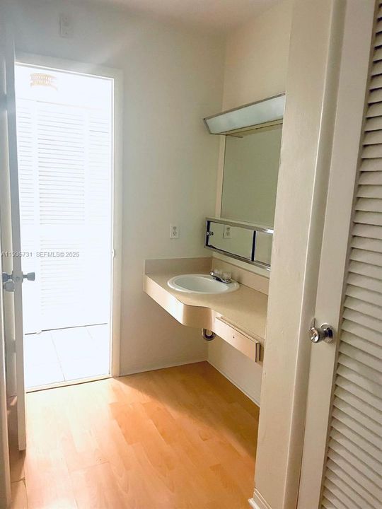 出租: $1,500 (1 贝兹, 1 浴室, 954 平方英尺)