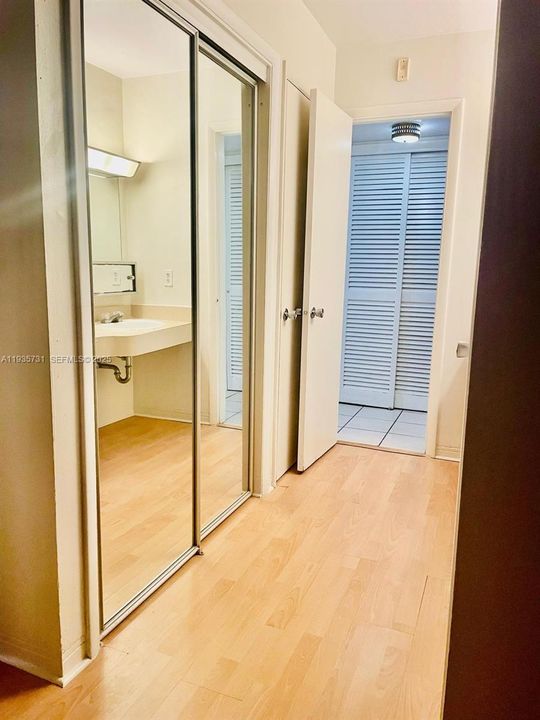 出租: $1,500 (1 贝兹, 1 浴室, 954 平方英尺)