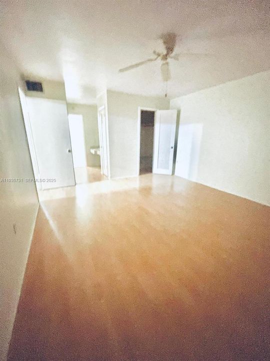 出租: $1,500 (1 贝兹, 1 浴室, 954 平方英尺)