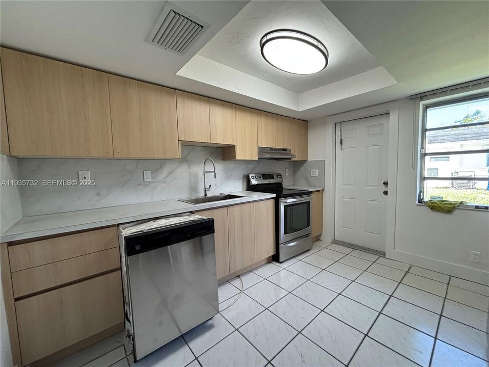 В аренду: $2,200 (2 спален, 1 ванн, 2199 Квадратных фут)