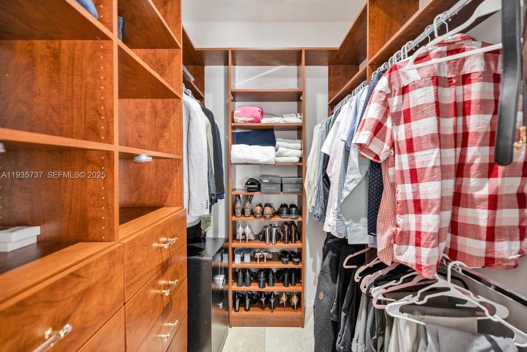 For Sale: $1,850,000 (7 beds, 5 baths, 3966 Square Feet)