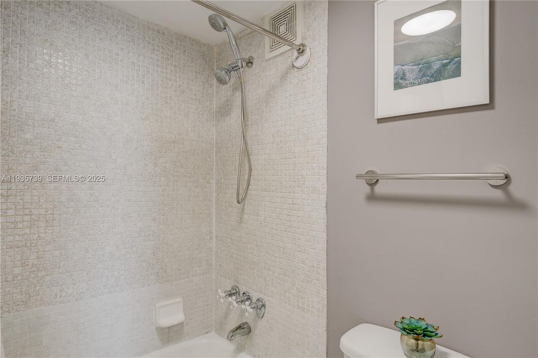 待售: $259,000 (1 贝兹, 1 浴室, 806 平方英尺)