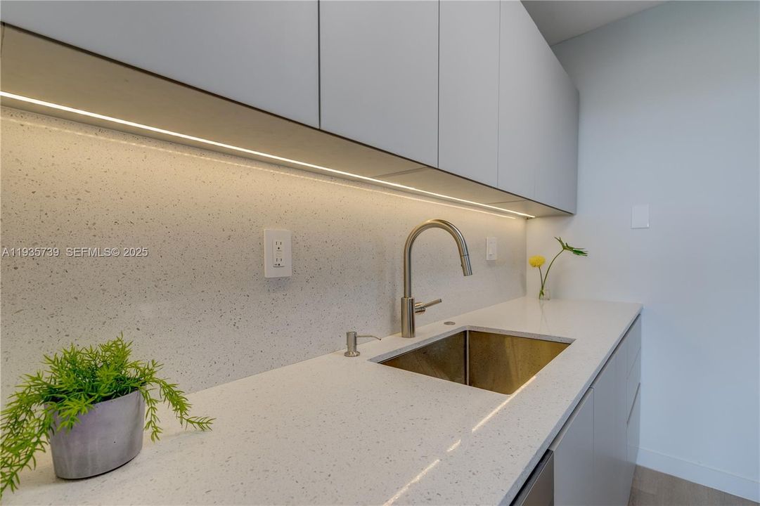 待售: $259,000 (1 贝兹, 1 浴室, 806 平方英尺)