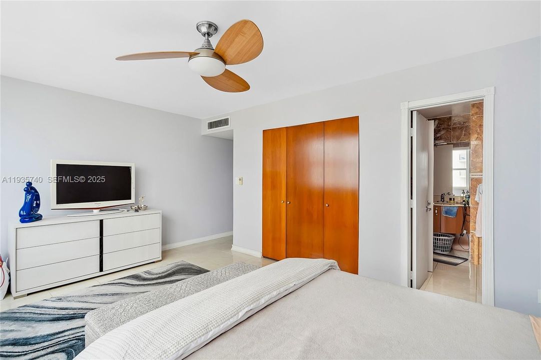 For Sale: $450,000 (2 beds, 2 baths, 1252 Square Feet)