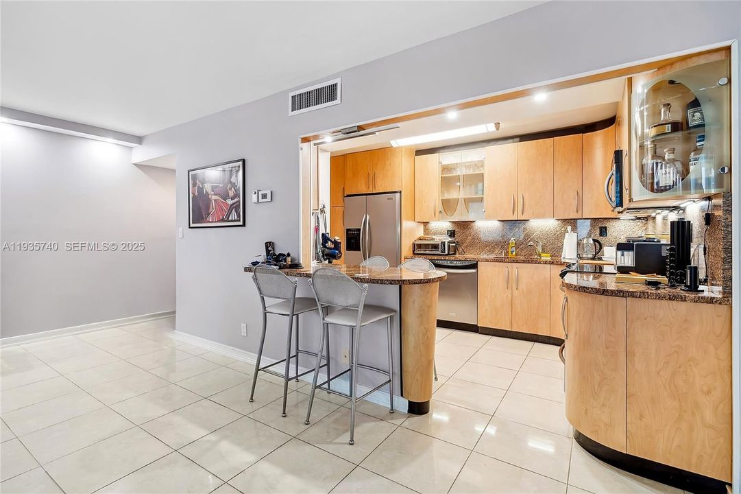 For Sale: $450,000 (2 beds, 2 baths, 1252 Square Feet)