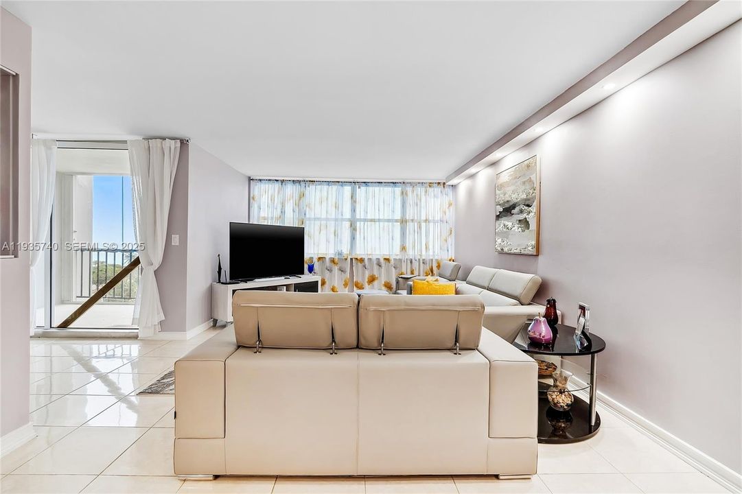 For Sale: $450,000 (2 beds, 2 baths, 1252 Square Feet)