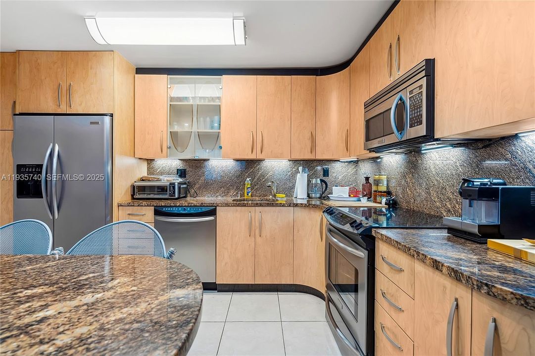 For Sale: $450,000 (2 beds, 2 baths, 1252 Square Feet)