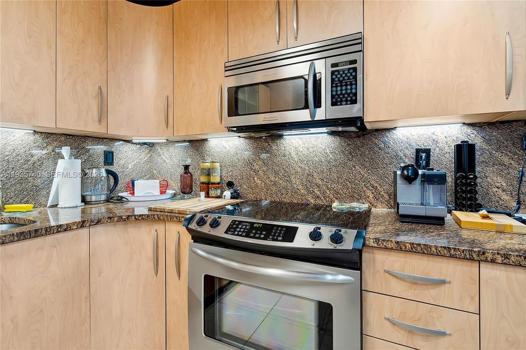 For Sale: $450,000 (2 beds, 2 baths, 1252 Square Feet)