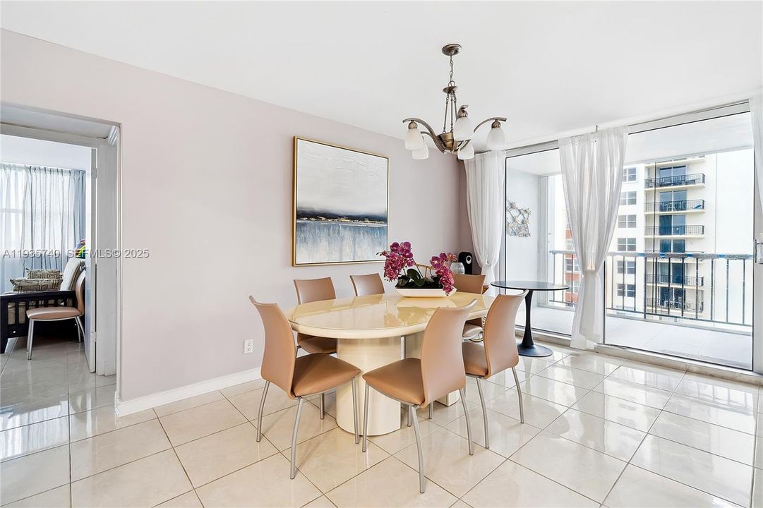 For Sale: $450,000 (2 beds, 2 baths, 1252 Square Feet)