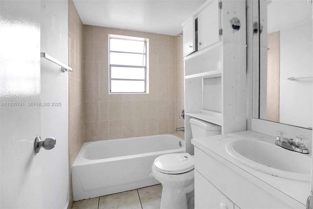 For Sale: $220,000 (2 beds, 2 baths, 938 Square Feet)