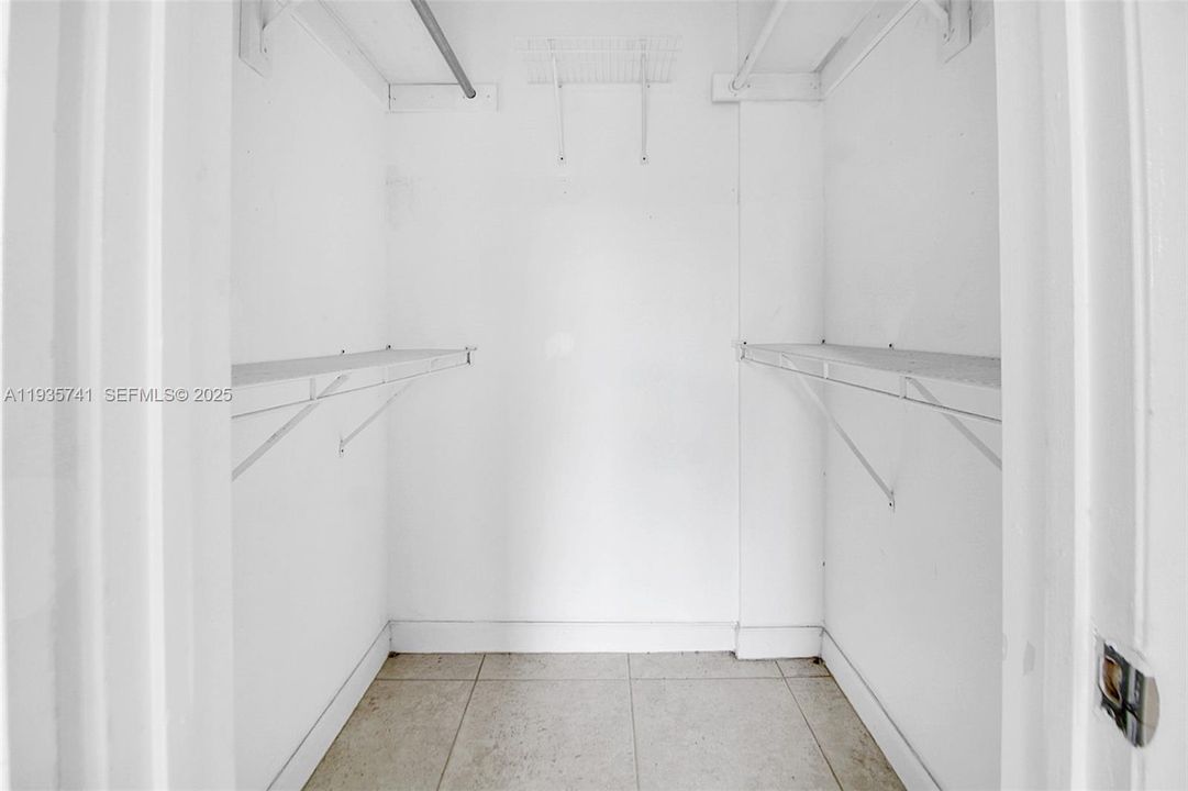 For Sale: $220,000 (2 beds, 2 baths, 938 Square Feet)