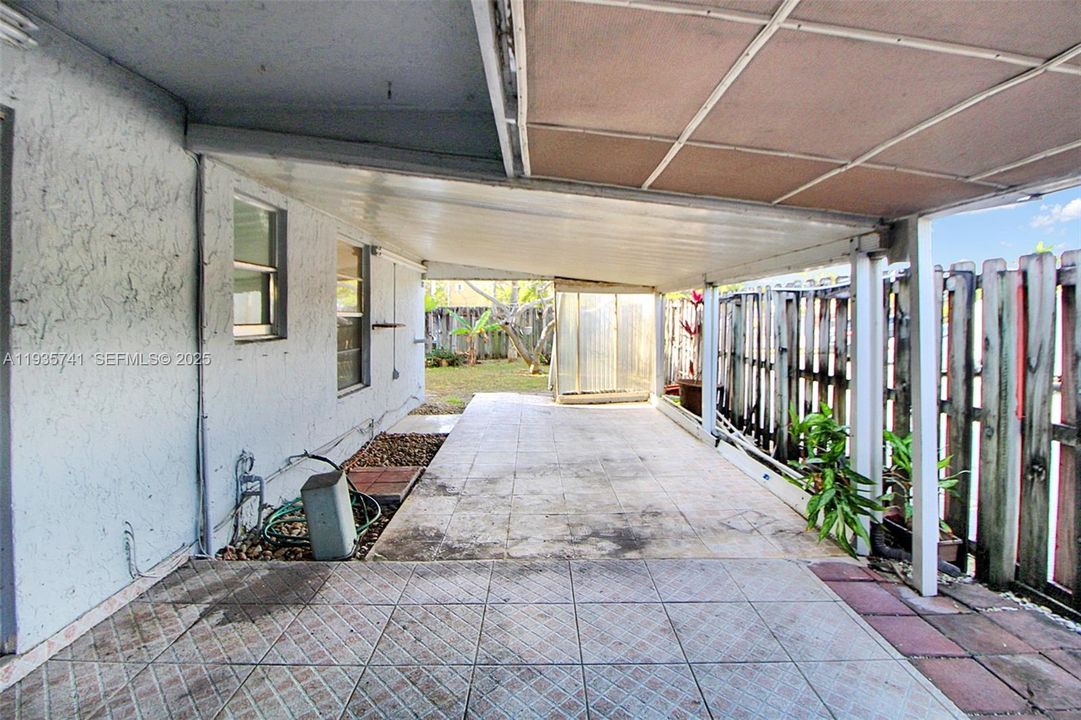 For Sale: $220,000 (2 beds, 2 baths, 938 Square Feet)