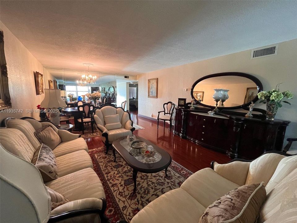 For Sale: $290,000 (2 beds, 2 baths, 1370 Square Feet)