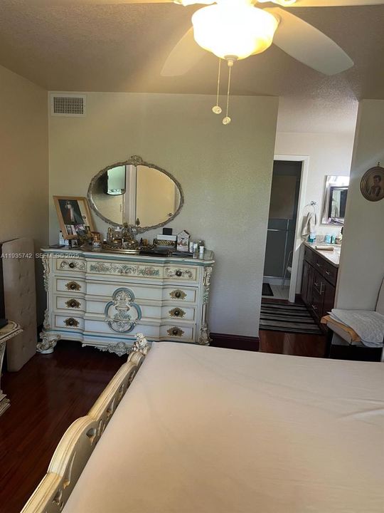 For Sale: $290,000 (2 beds, 2 baths, 1370 Square Feet)