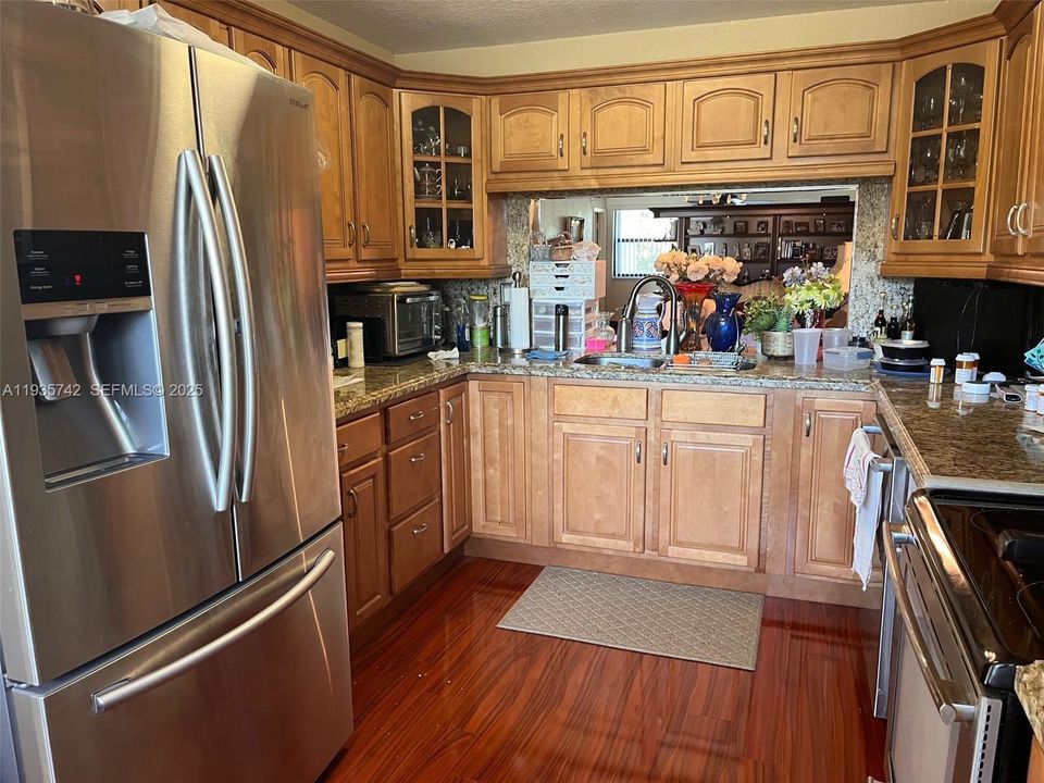 For Sale: $290,000 (2 beds, 2 baths, 1370 Square Feet)