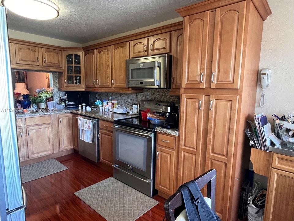 For Sale: $290,000 (2 beds, 2 baths, 1370 Square Feet)
