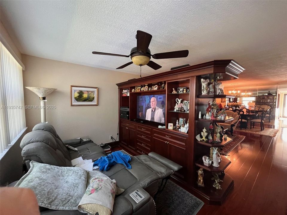 For Sale: $290,000 (2 beds, 2 baths, 1370 Square Feet)