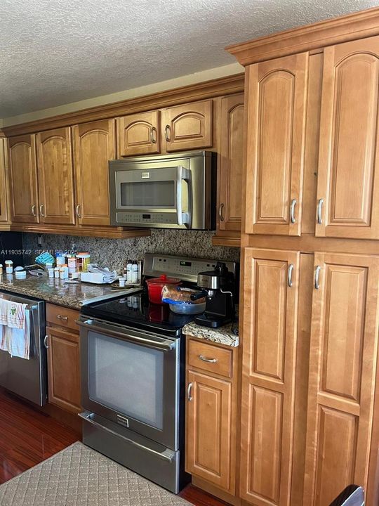 For Sale: $290,000 (2 beds, 2 baths, 1370 Square Feet)