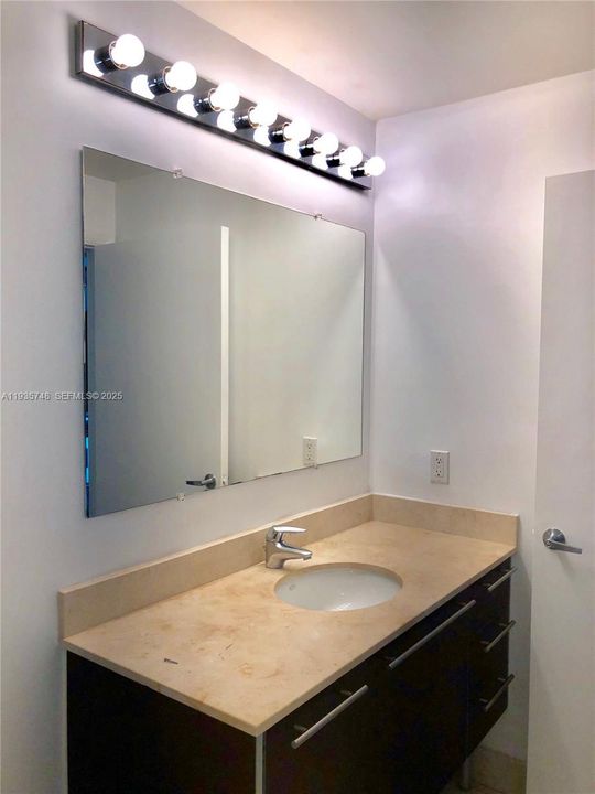 出租: $2,300 (0 贝兹, 1 浴室, 594 平方英尺)