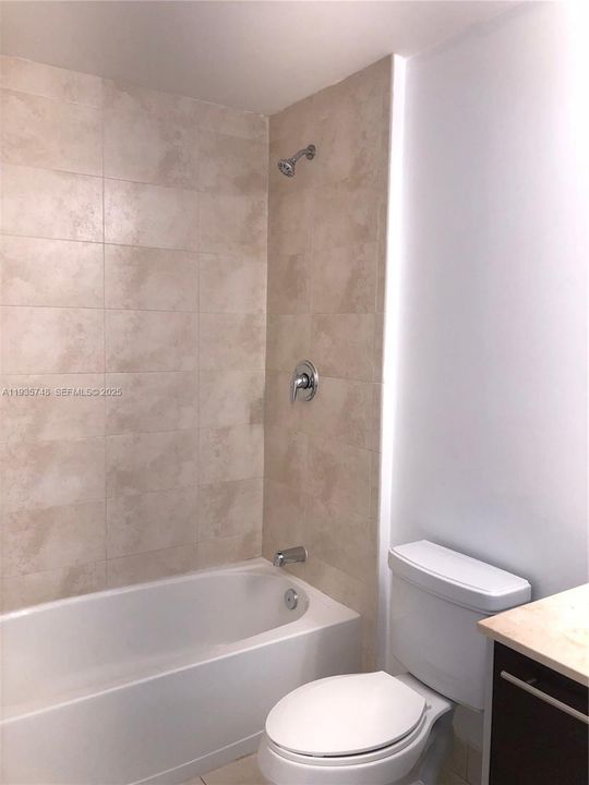 出租: $2,300 (0 贝兹, 1 浴室, 594 平方英尺)