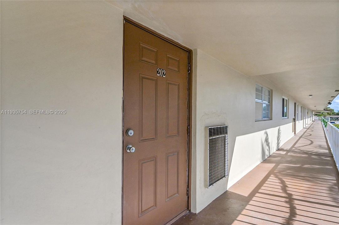 待售: $139,500 (2 贝兹, 2 浴室, 990 平方英尺)